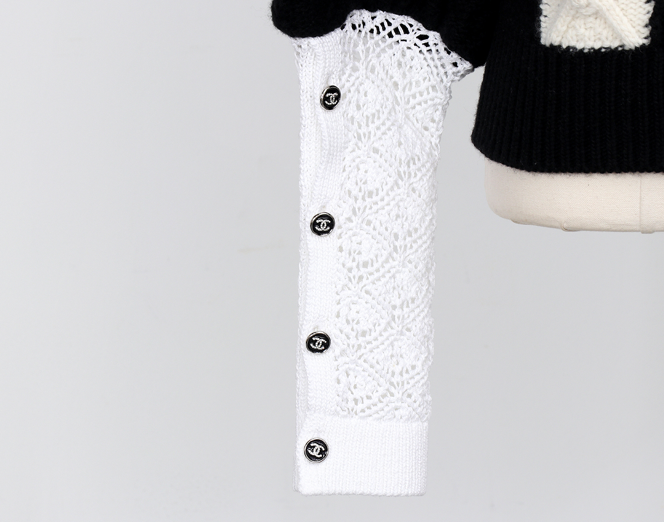 샤넬 CC 벌룬 풀오버 스웨터 블랙 에크루 34