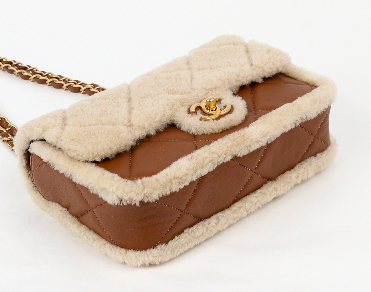 샤넬 시어링 플랩백 베이지 브라운 금장