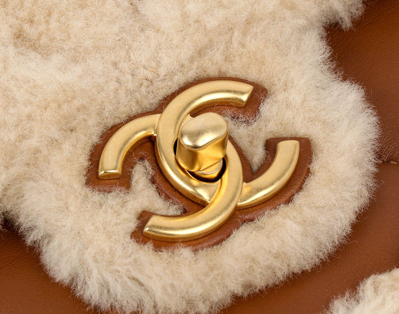 샤넬 시어링 플랩백 베이지 브라운 금장