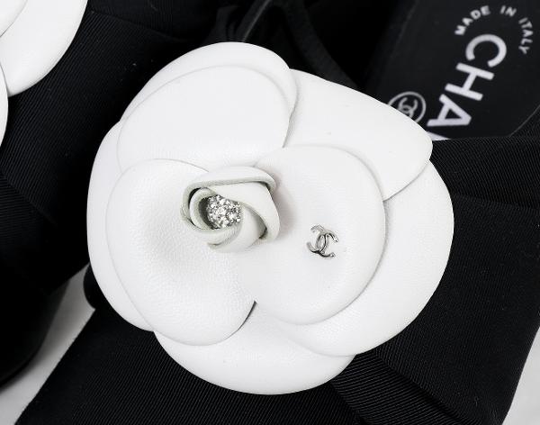 샤넬 까멜리아 슬링백 블랙 화이트 37C