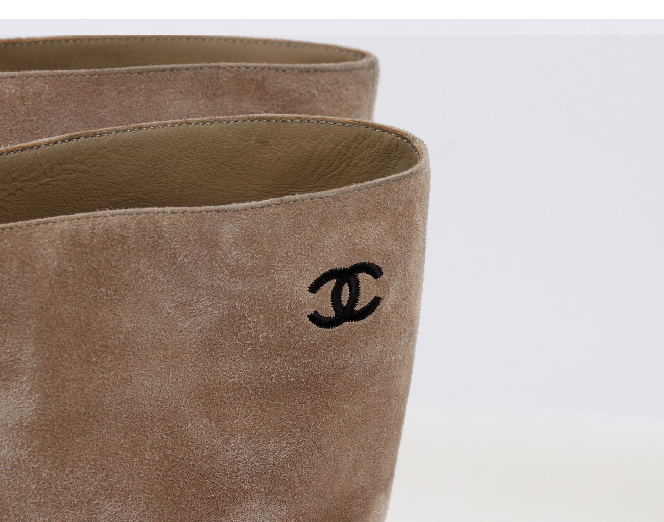 샤넬 가브리엘 샤넬 코코 레터링 스웨이드 숏 부츠 베이지 블랙 37 1/2C