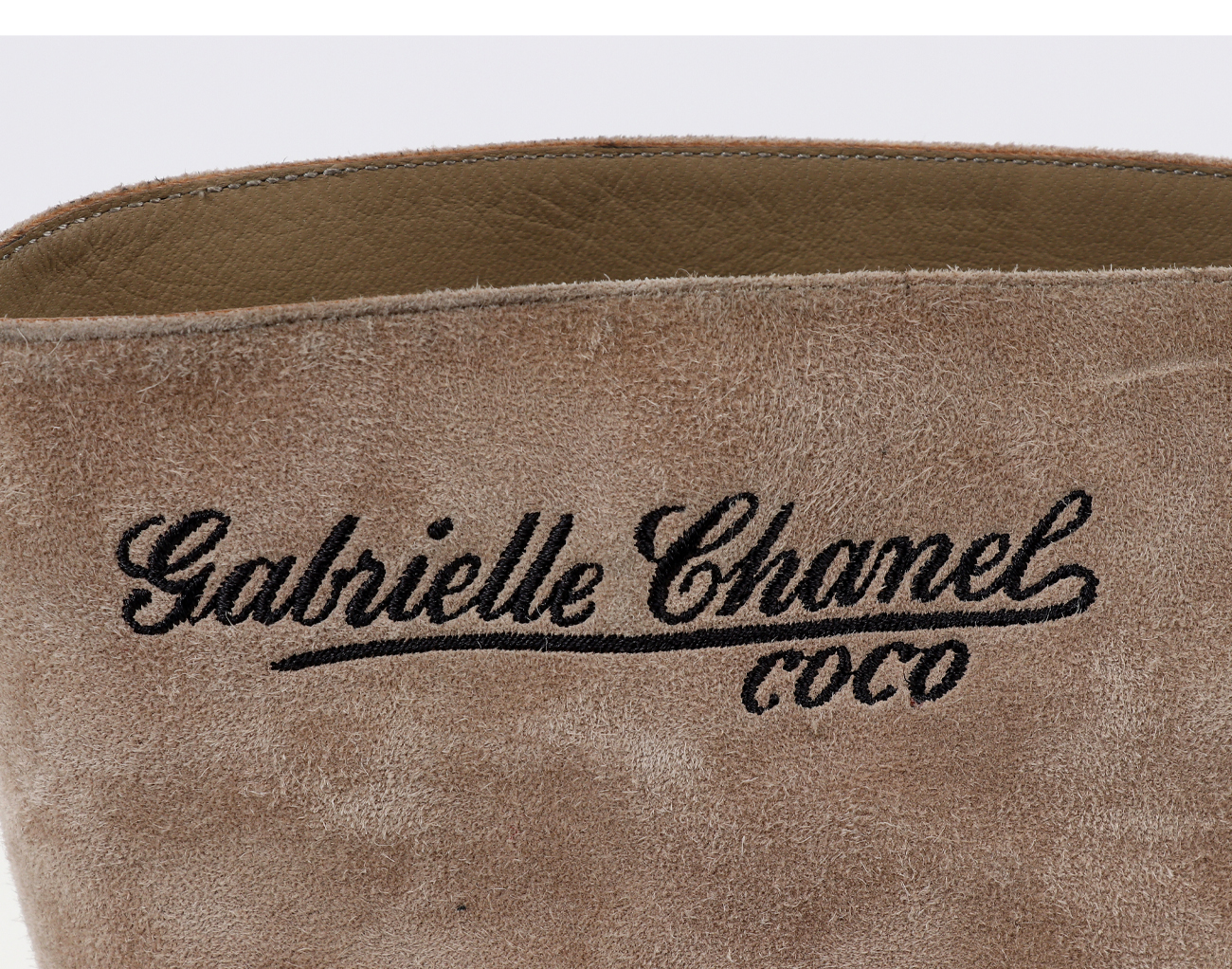 샤넬 가브리엘 샤넬 코코 레터링 스웨이드 숏 부츠 베이지 블랙 37 1/2C