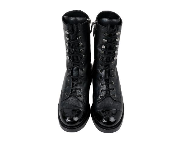 샤넬 레이스업 컴뱃 부츠 이리데슨트 블랙 37 1/2C
