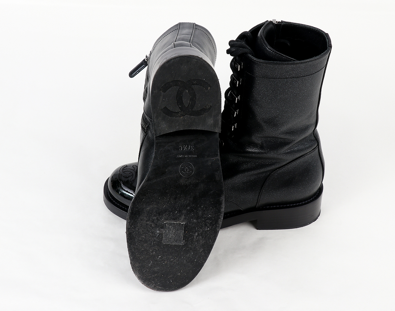 샤넬 레이스업 컴뱃 부츠 이리데슨트 블랙 37 1/2C