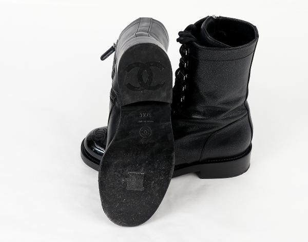 샤넬 레이스업 컴뱃 부츠 이리데슨트 블랙 37 1/2C