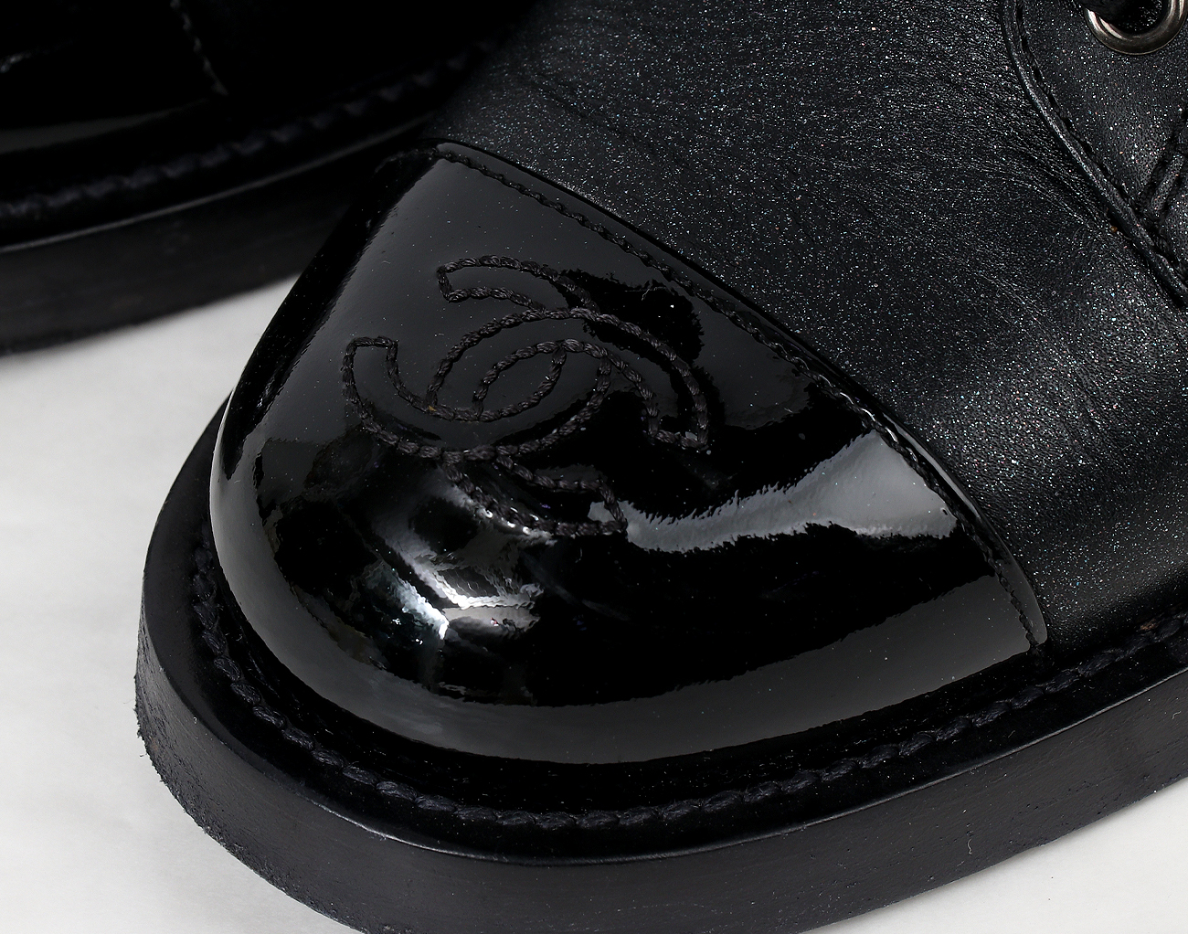 샤넬 레이스업 컴뱃 부츠 이리데슨트 블랙 37 1/2C