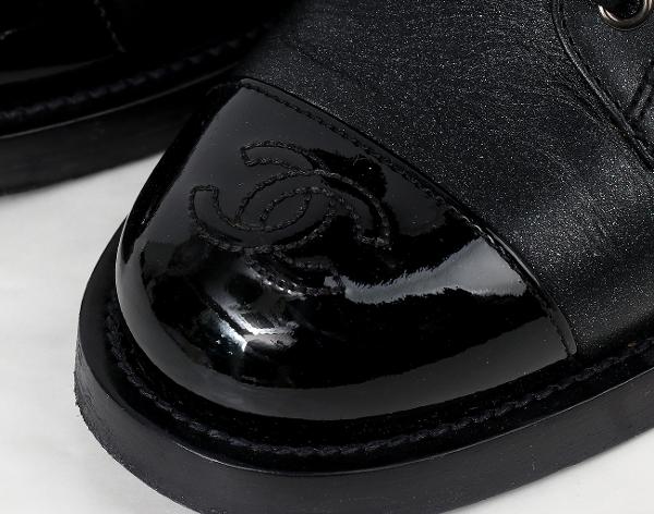 샤넬 레이스업 컴뱃 부츠 이리데슨트 블랙 37 1/2C