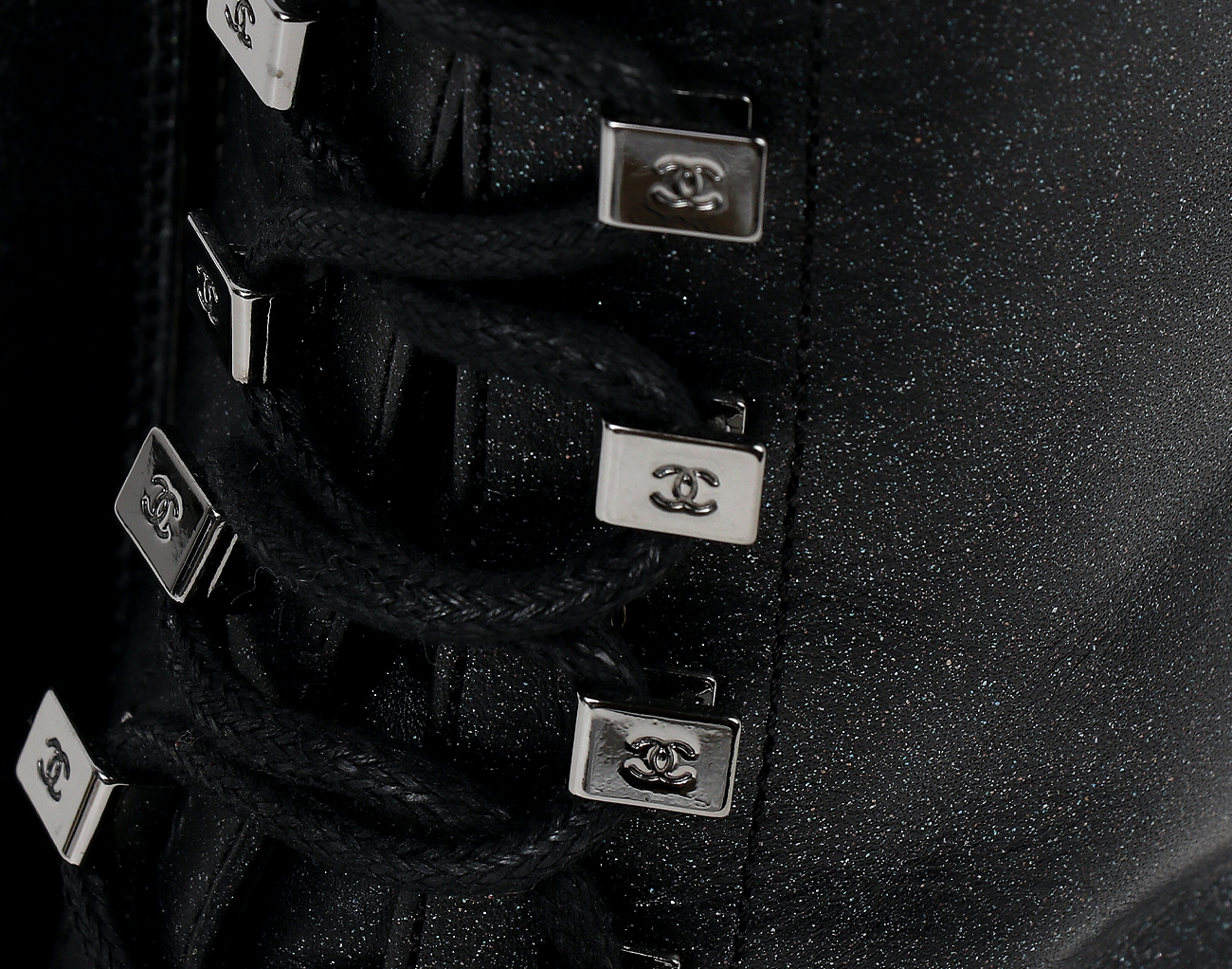 샤넬 레이스업 컴뱃 부츠 이리데슨트 블랙 37 1/2C