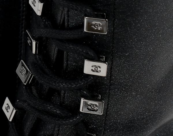 샤넬 레이스업 컴뱃 부츠 이리데슨트 블랙 37 1/2C