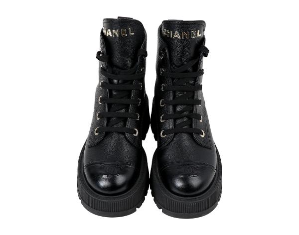 샤넬 레터링 레이스업 컴뱃 부츠 블랙 37C