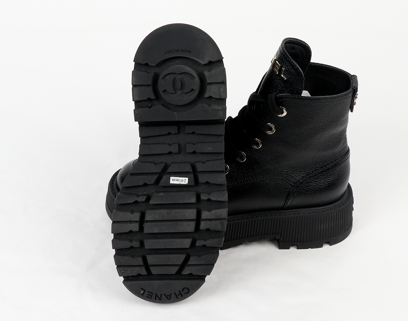 샤넬 레터링 레이스업 컴뱃 부츠 블랙 37C