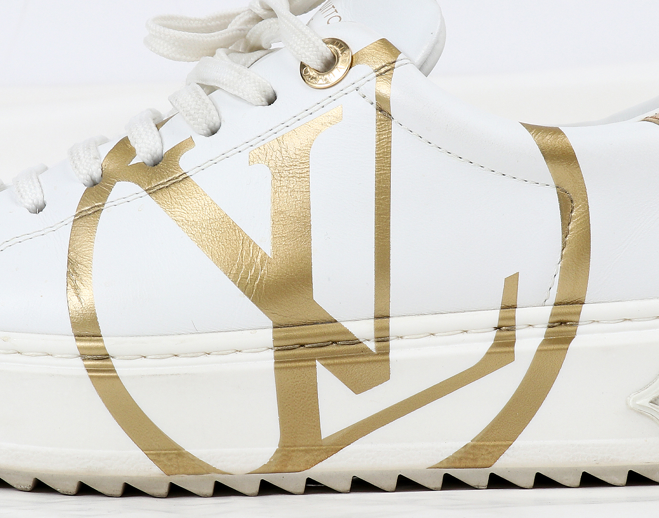 루이비통 서클 로고 타임아웃 스니커즈 화이트 골드 36