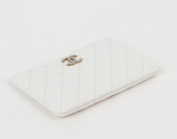 샤넬 클래식 파우치 스몰 화이트 샴페인골드 캐비어