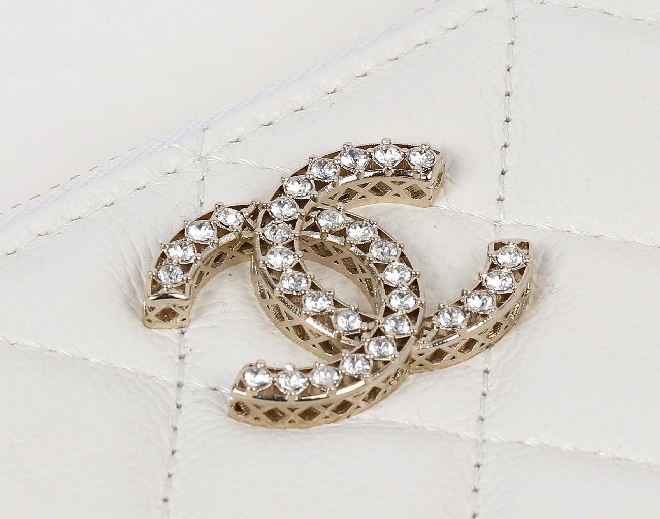 샤넬 클래식 파우치 스몰 화이트 샴페인골드 캐비어