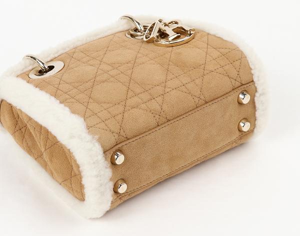 디올 레이디 디올 미니 시어링 베이지 에크루 페일골드