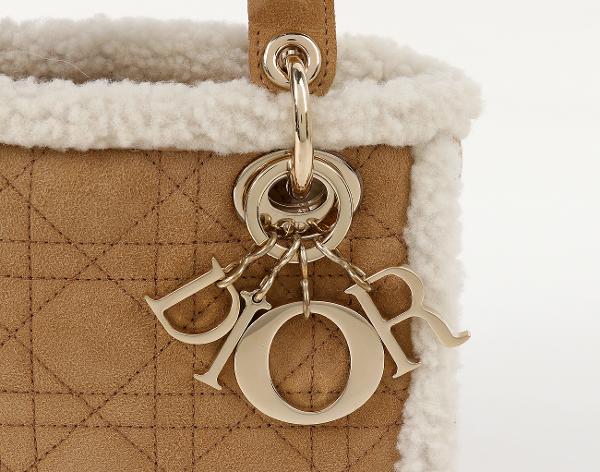 디올 레이디 디올 미니 시어링 베이지 에크루 페일골드