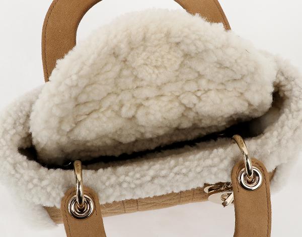 디올 레이디 디올 미니 시어링 베이지 에크루 페일골드