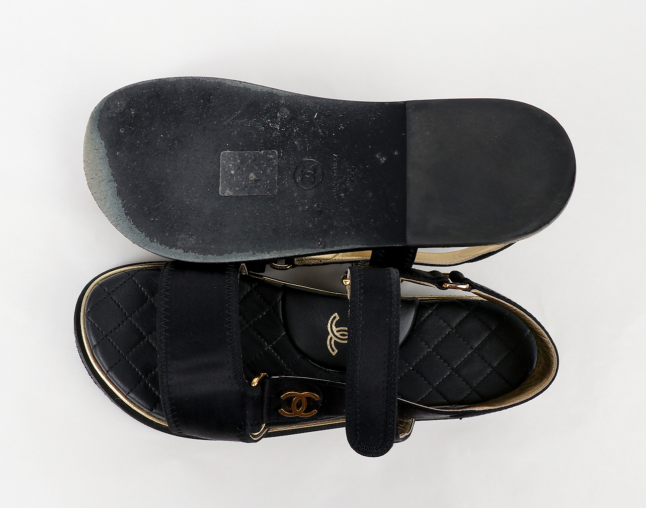 샤넬 CC 플랫폼 샌들 블랙 골드 36C