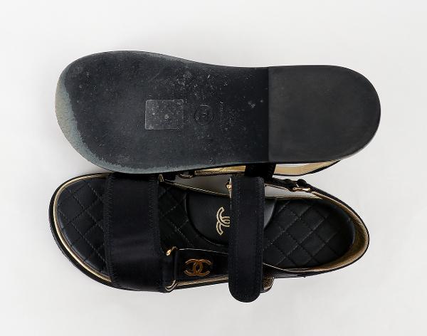 샤넬 CC 플랫폼 샌들 블랙 골드 36C