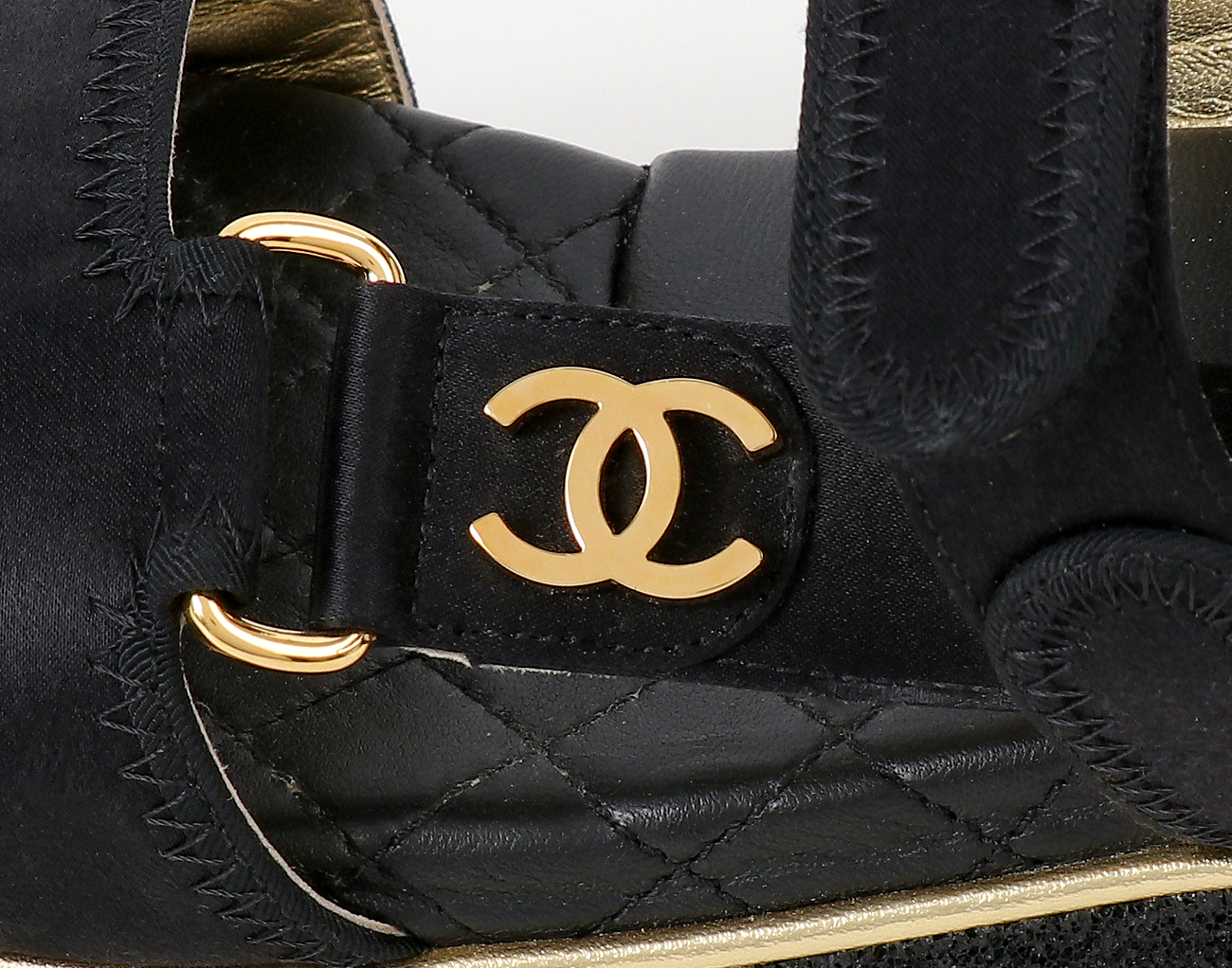 샤넬 CC 플랫폼 샌들 블랙 골드 36C