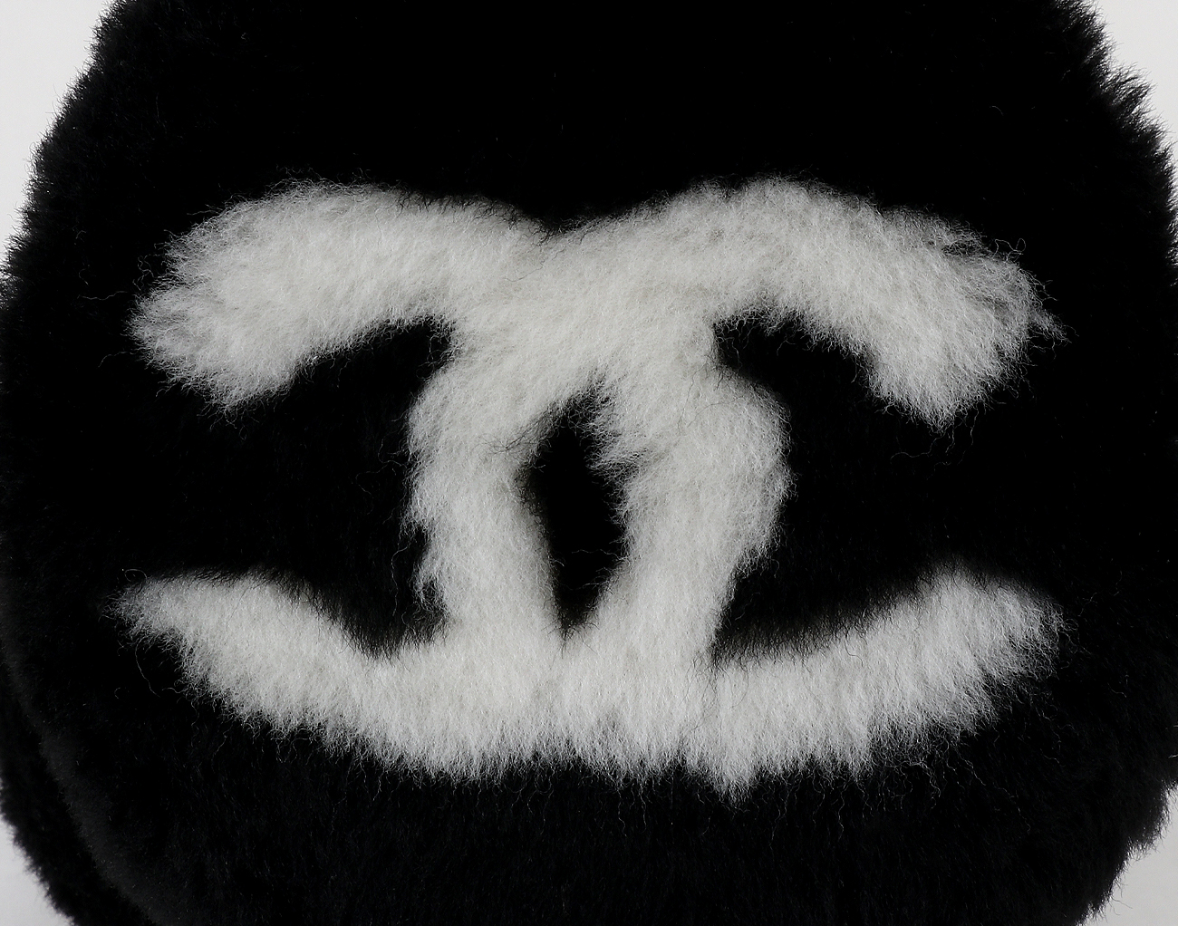 샤넬 25N 시어링 램스킨 이어머프 블랙 에크루