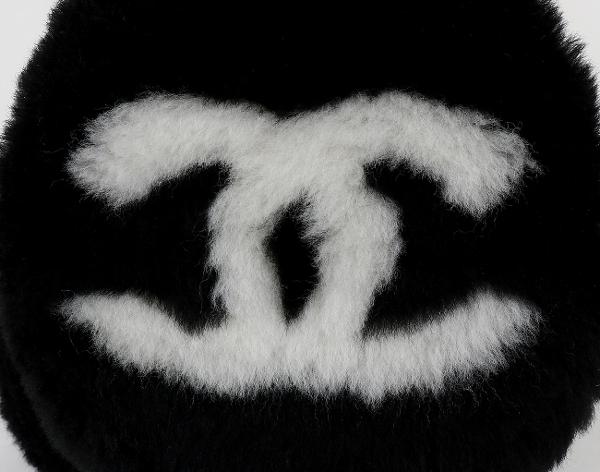 샤넬 25N 시어링 램스킨 이어머프 블랙 에크루