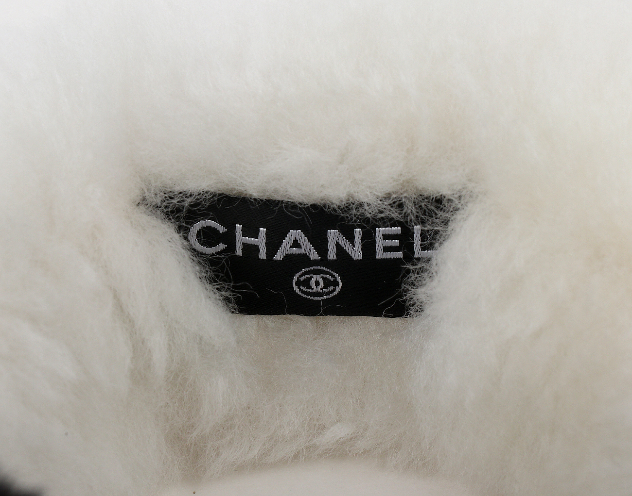 샤넬 25N 시어링 램스킨 이어머프 블랙 에크루