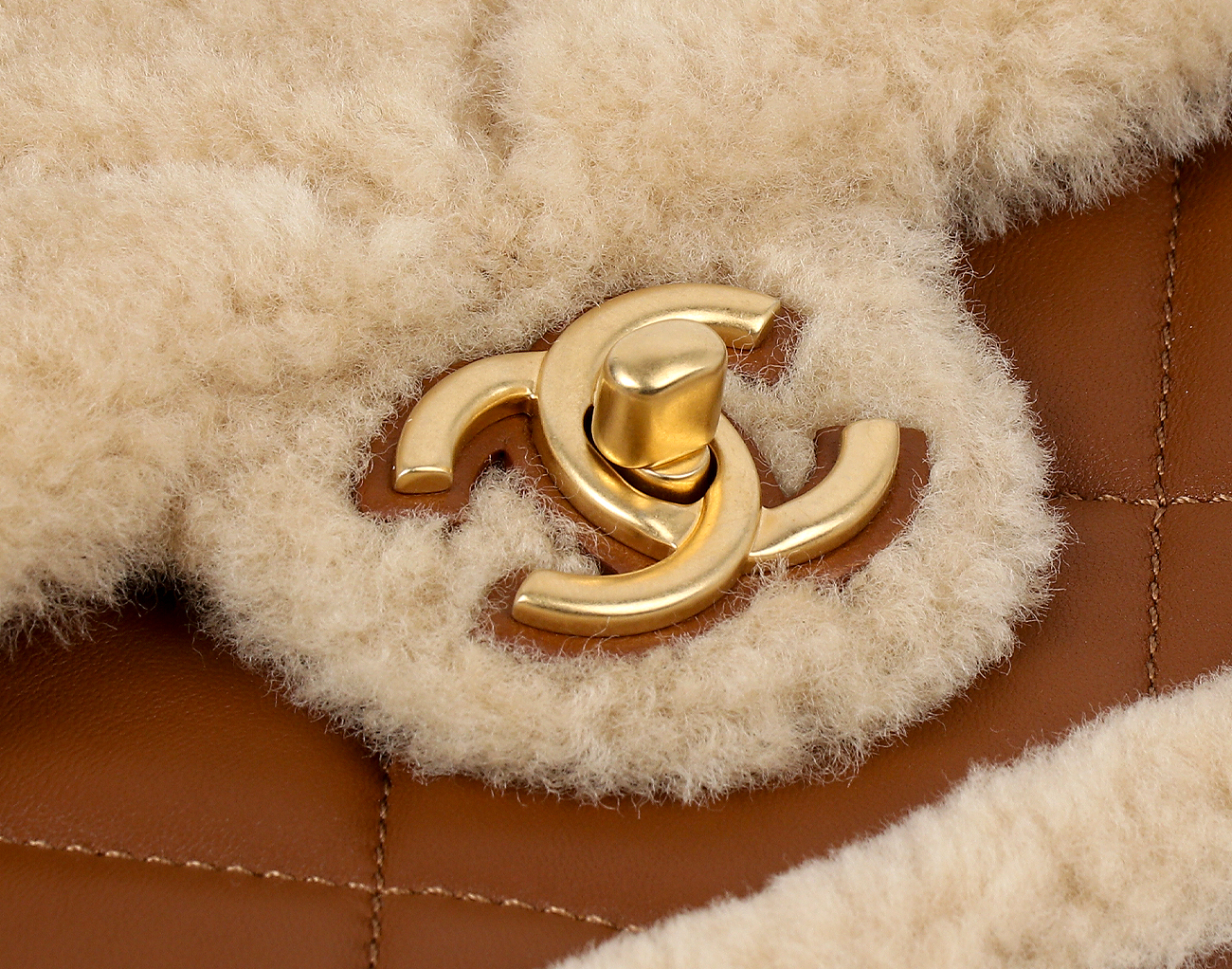 샤넬 시어링 플랩백 베이지 브라운 금장