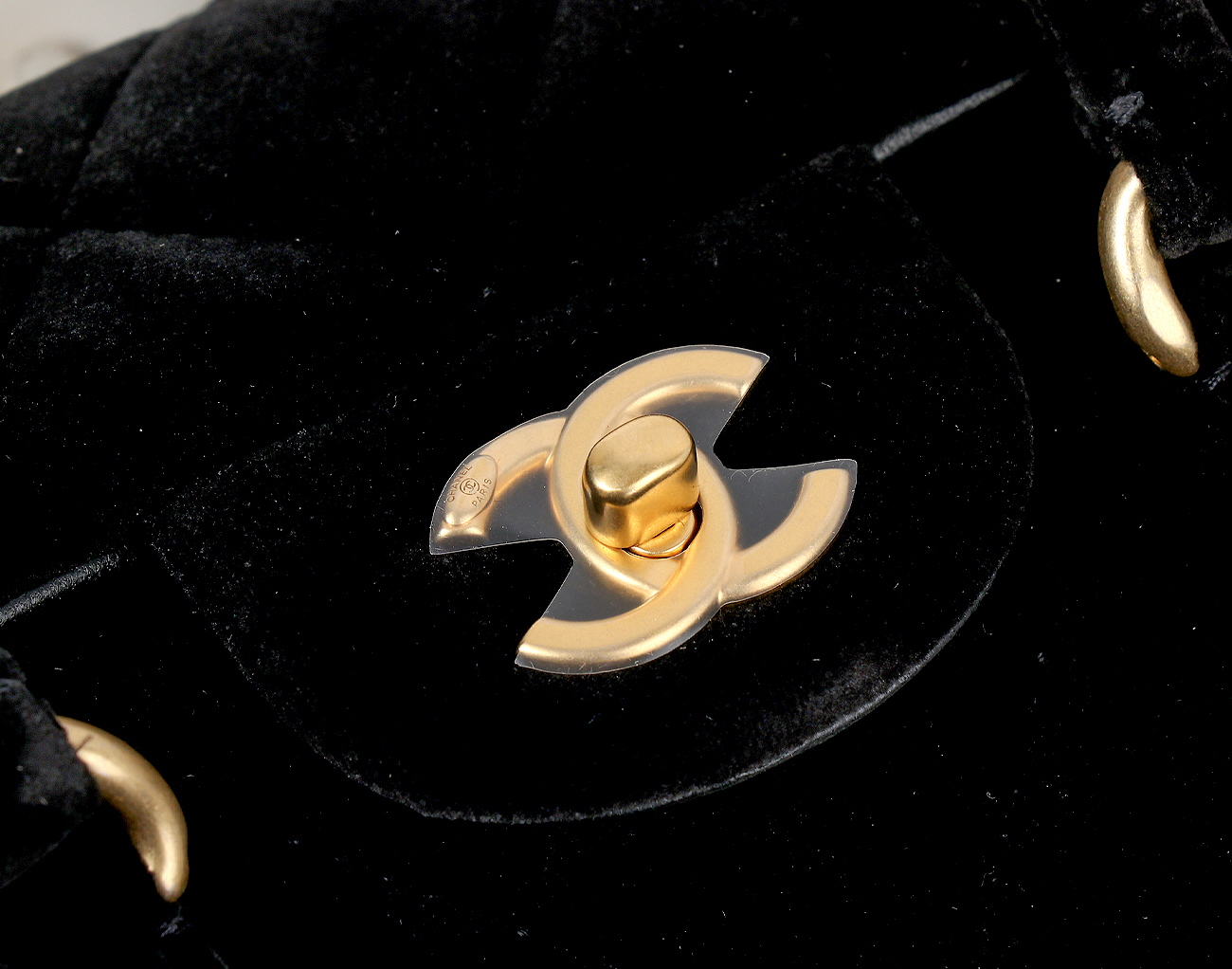 샤넬 벨벳 탑핸들 볼링 플랩백 블랙 빈티지금장