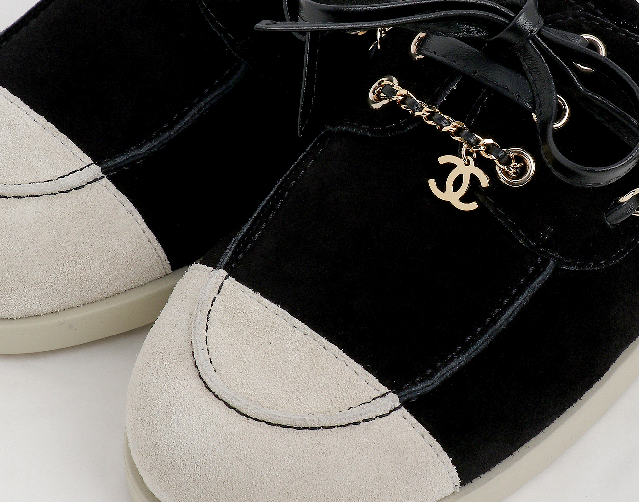 샤넬 CC 참 체인 트리밍 모카신 블랙 라이트 그레이 38C
