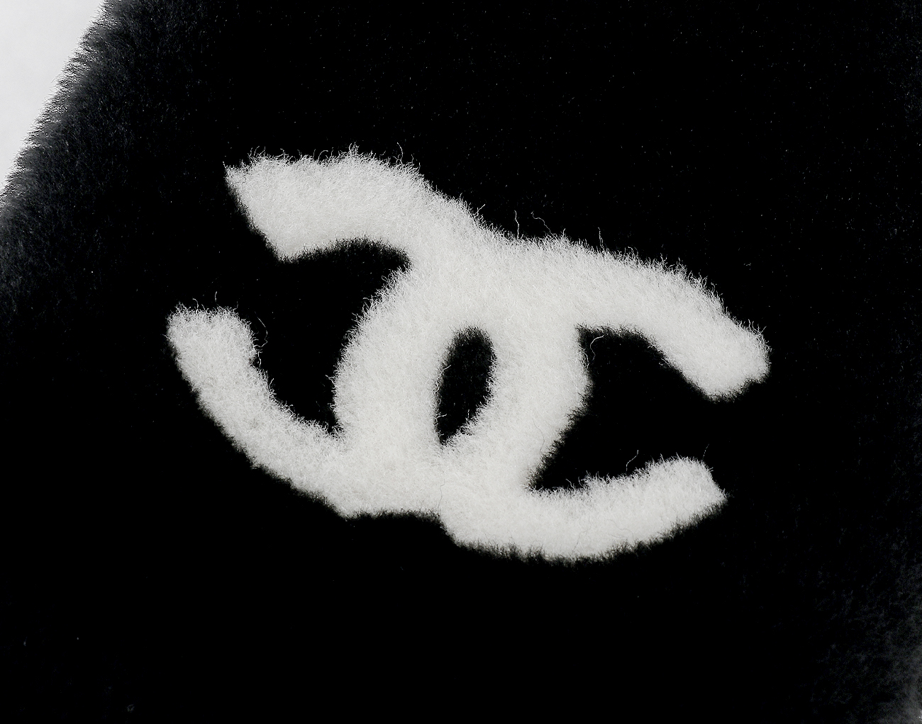 샤넬 CC 시어링 머플러 블랙 화이트