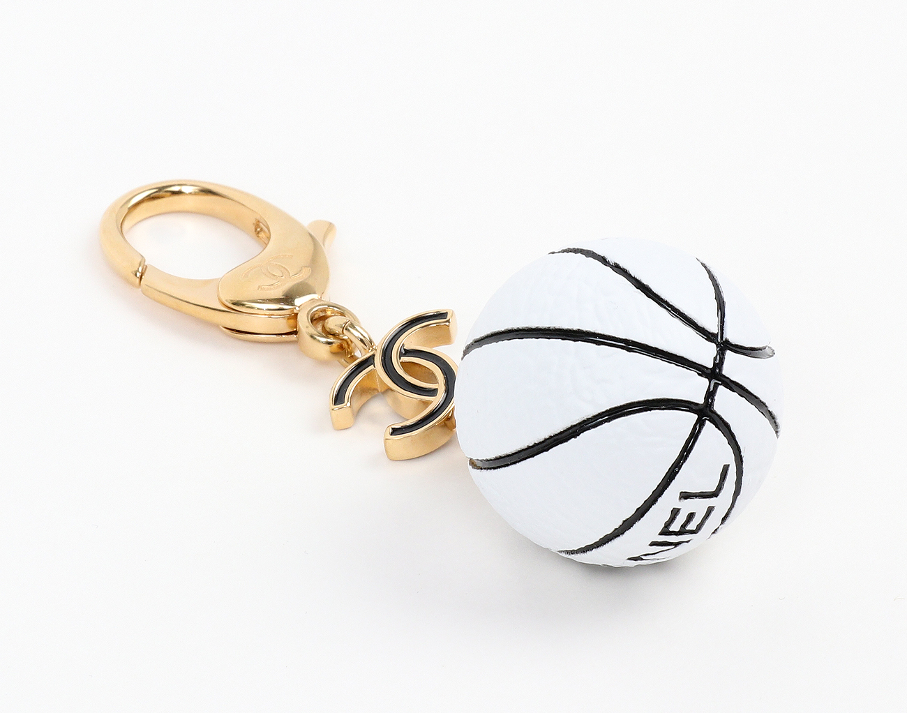 샤넬 레터링 베스킷볼 키링