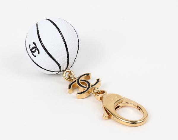 샤넬 레터링 베스킷볼 키링