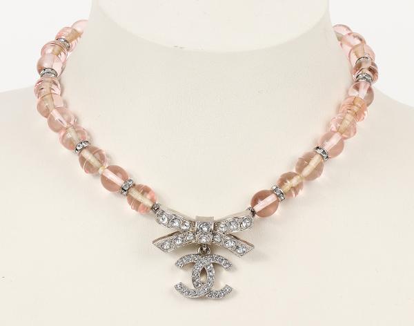 샤넬 라인스톤 리본 CC 초커 핑크