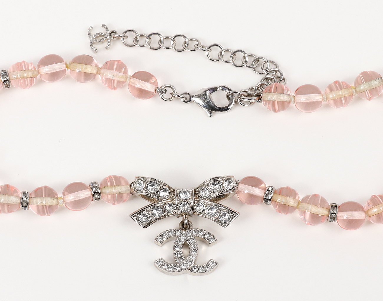 샤넬 라인스톤 리본 CC 초커 핑크