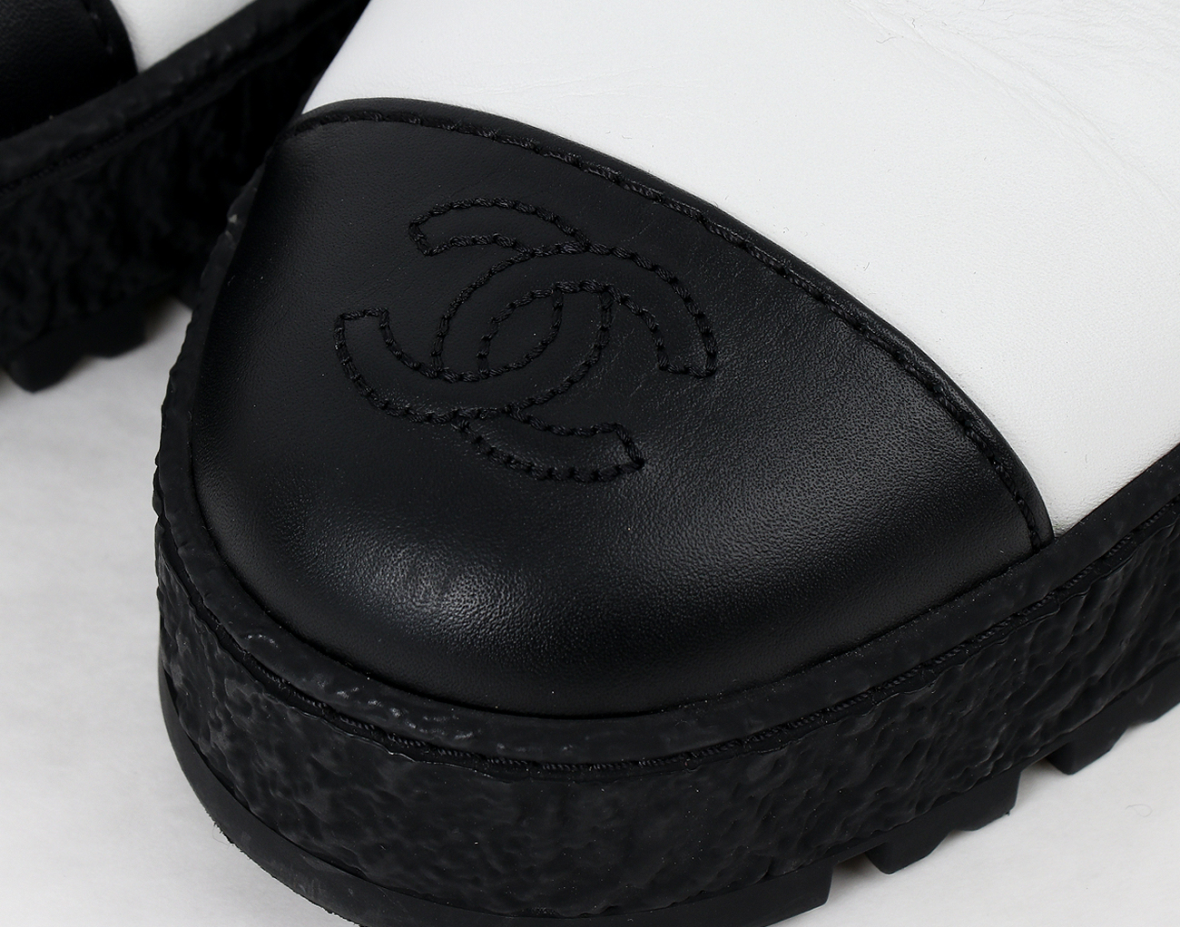 샤넬 백 턴락 CC 첼시 앵클 부츠 화이트 블랙 36 1/2C