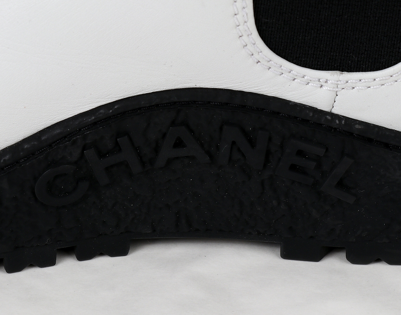 샤넬 백 턴락 CC 첼시 앵클 부츠 화이트 블랙 36 1/2C