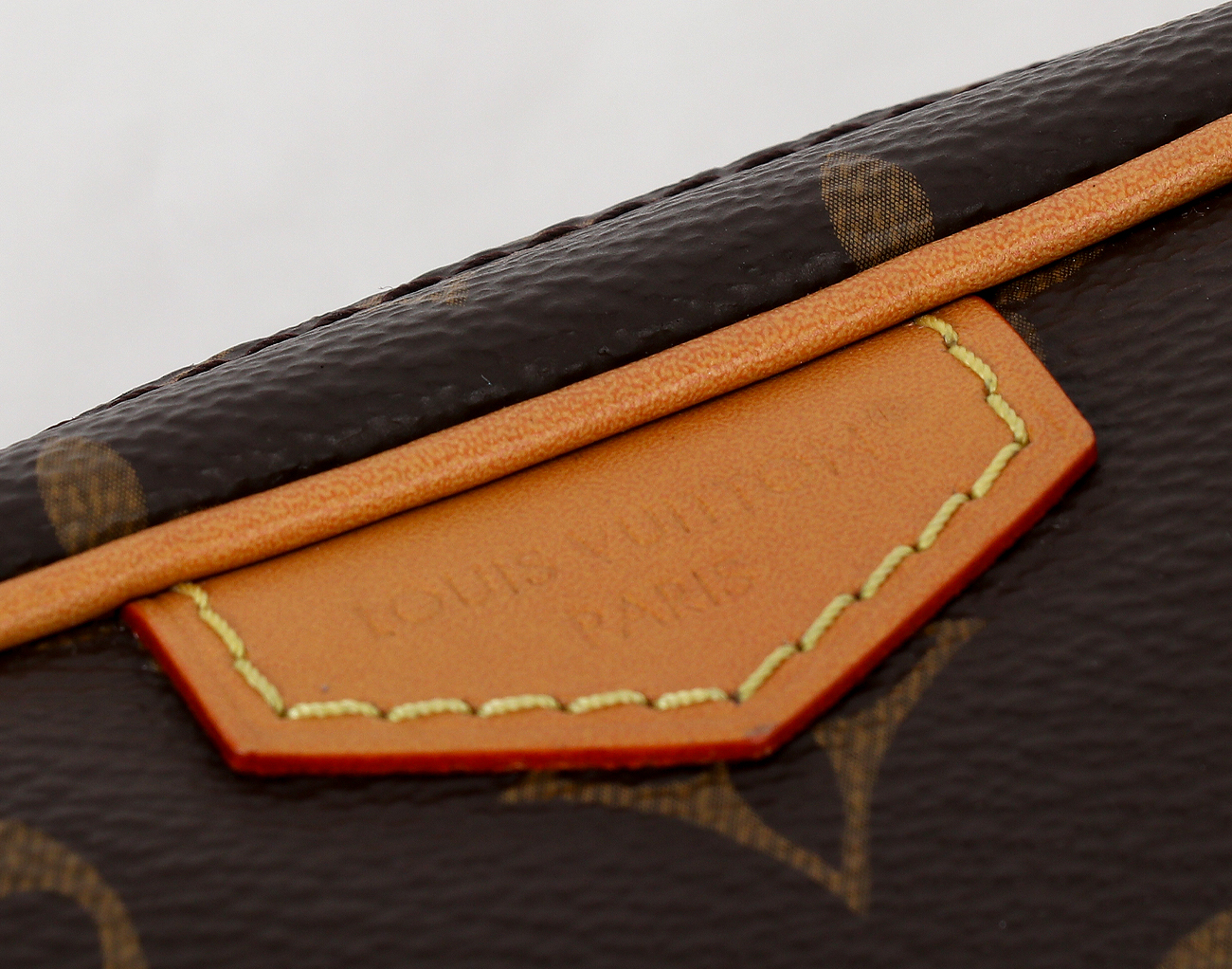 루이비통 트로카데로 웨어러블 월렛 모노그램 아카이브