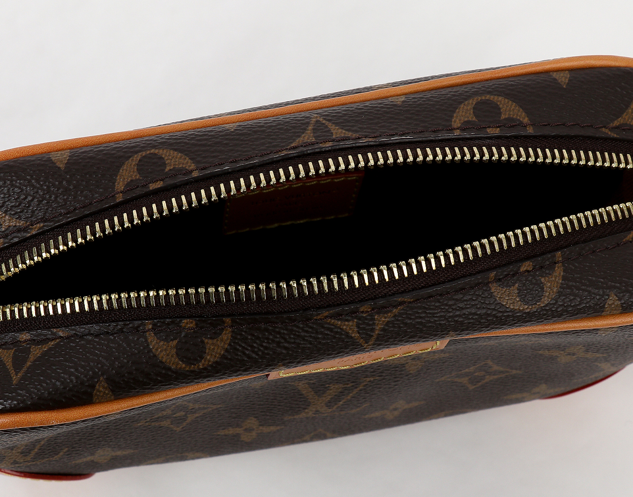 루이비통 트로카데로 웨어러블 월렛 모노그램 아카이브