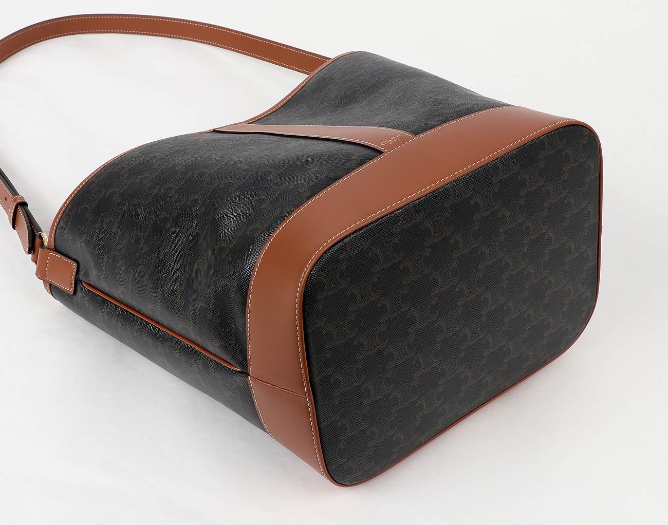 셀린느 트리옹프 버킷백 미디엄 탠