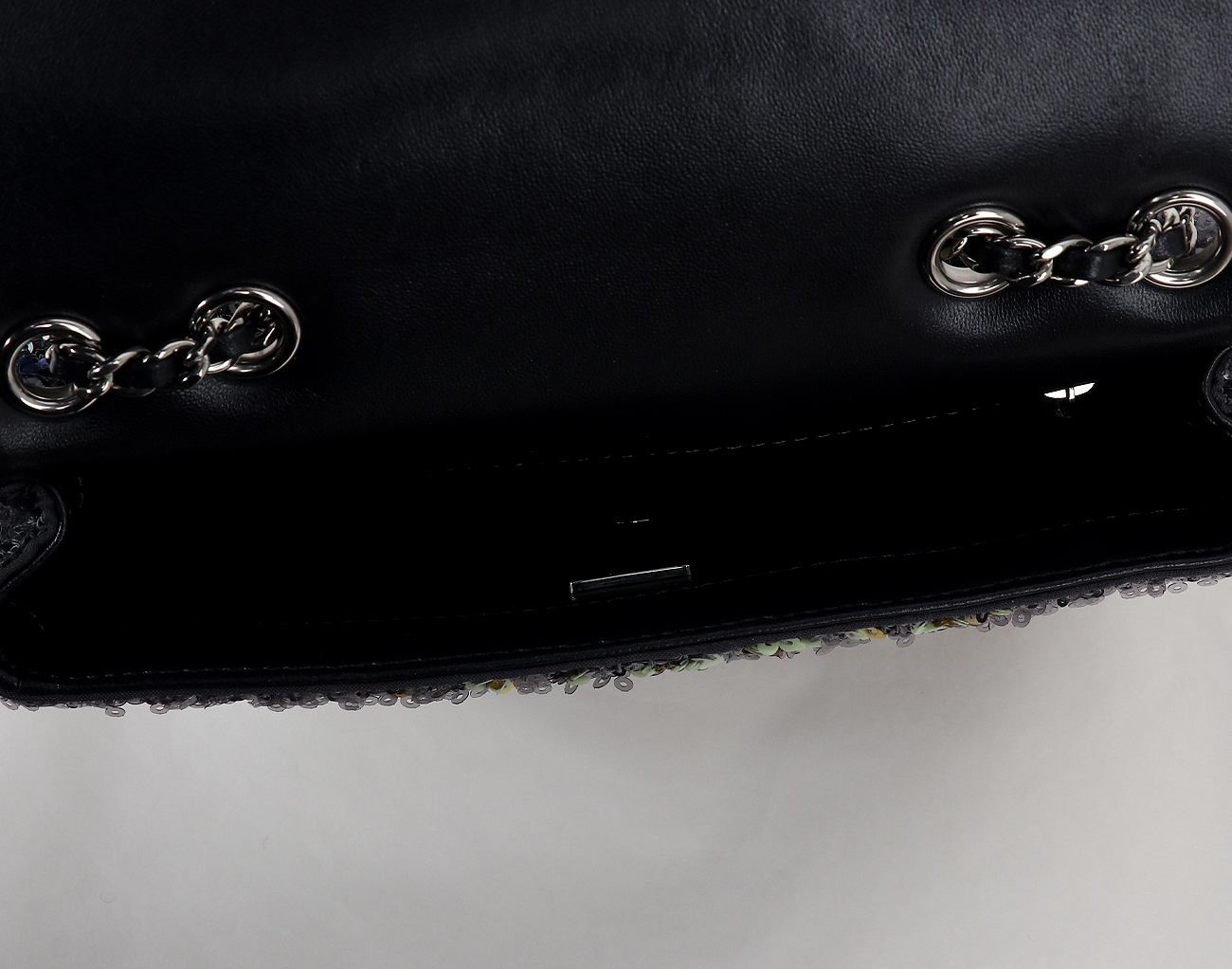 샤넬 시퀀 스몰 플랩백 그레이 멀티컬러 은장