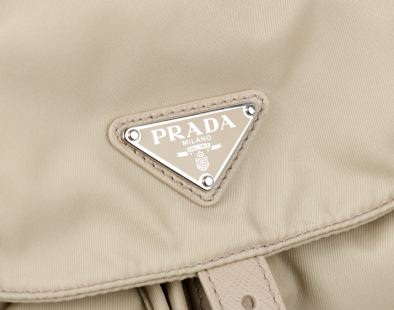 프라다 리나일론 스몰 백팩 데저트 베이지