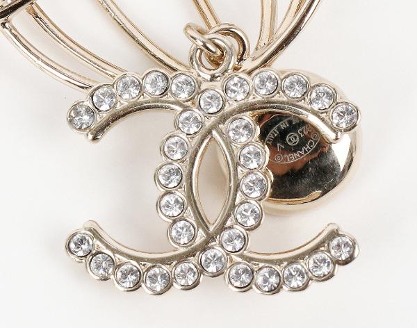 샤넬 레터링 CC 버드 케이지 브로치 샴페인골드