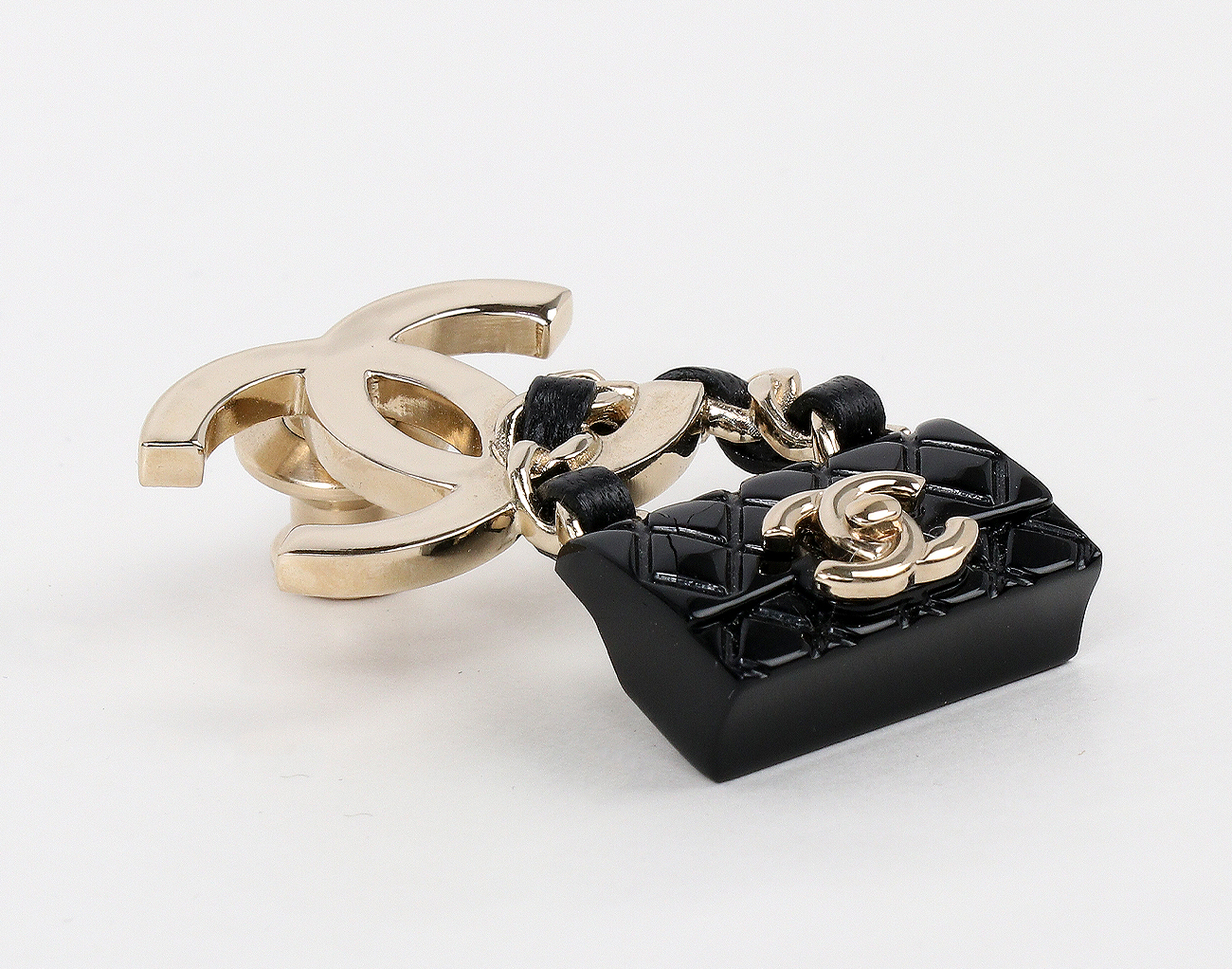 샤넬 CC 클래식백 브로치 블랙 샴페인골드