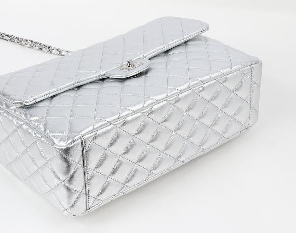 샤넬 트래블 맥시 플랩백 실버 은장