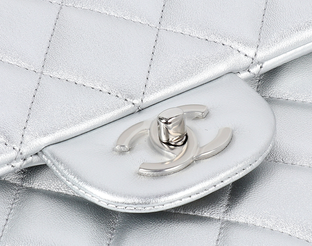 샤넬 트래블 맥시 플랩백 실버 은장