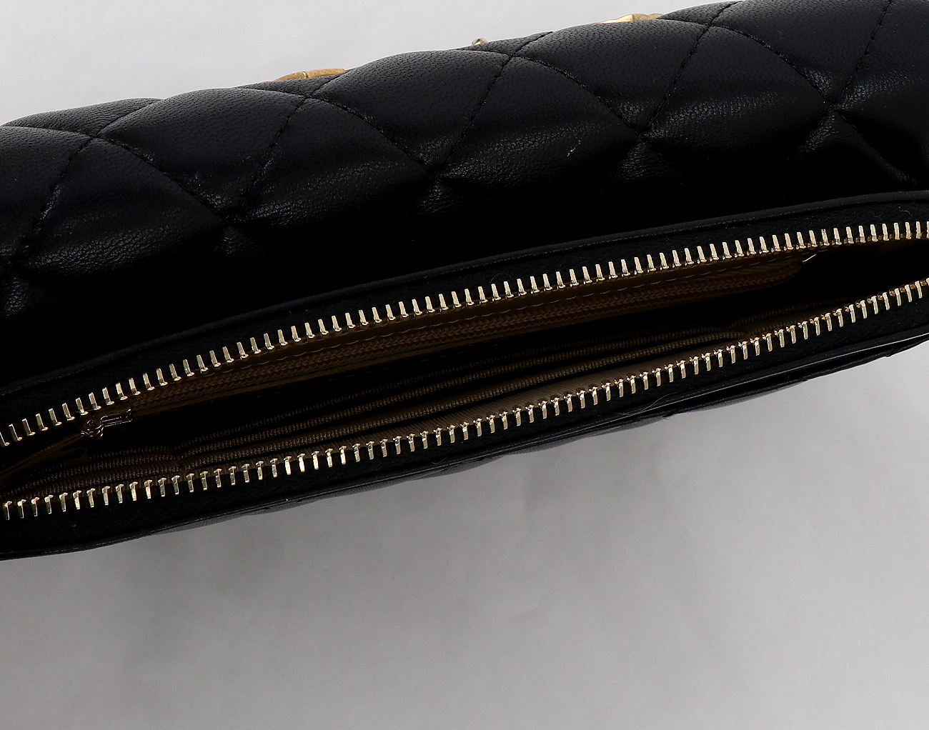 샤넬 럭키참 클래식 플랩 체인 폰 홀더 블랙 금장