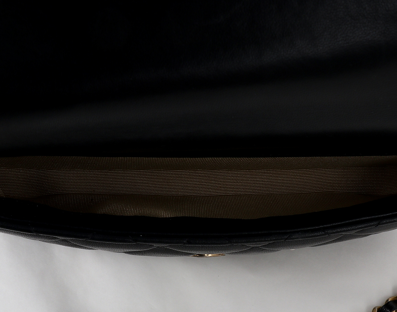 샤넬 럭키참 클래식 플랩 체인 폰 홀더 블랙 금장