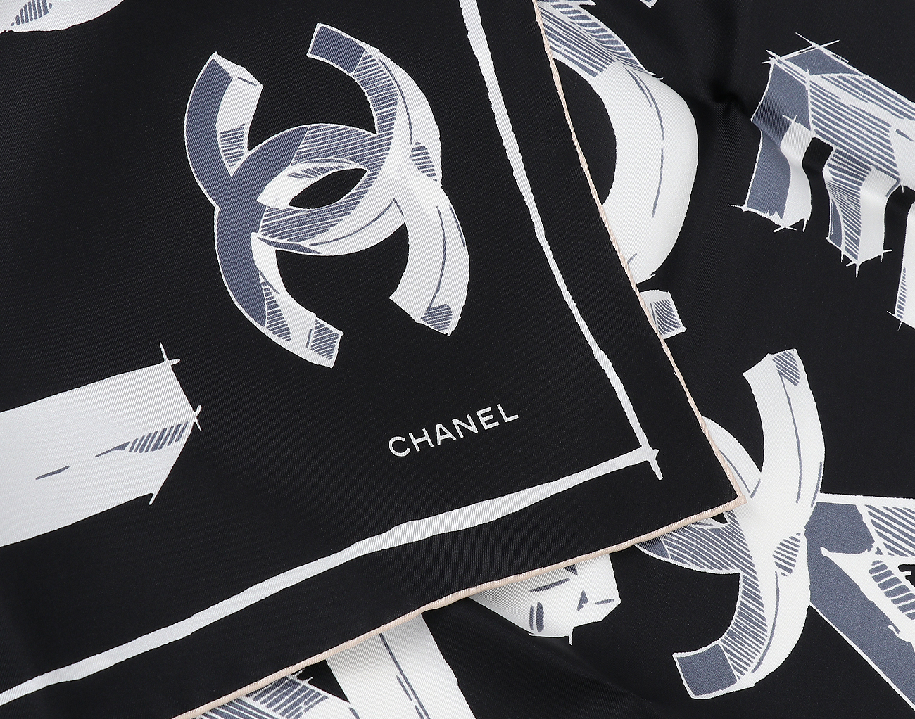 샤넬 레터링 스카프 90 블랙 화이트 블루 그레이