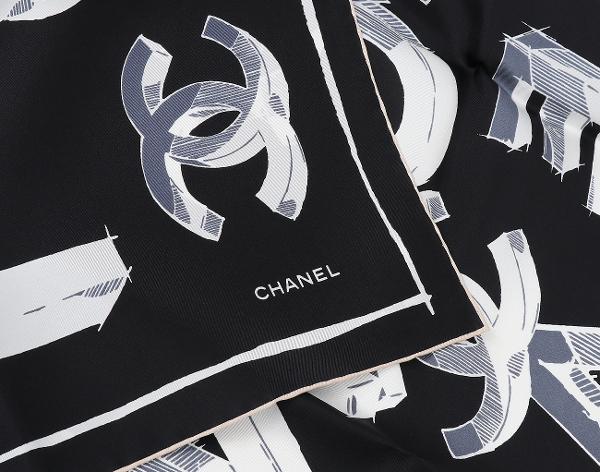 샤넬 레터링 스카프 90 블랙 화이트 블루 그레이